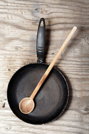 Remove rust from a cast iron pan